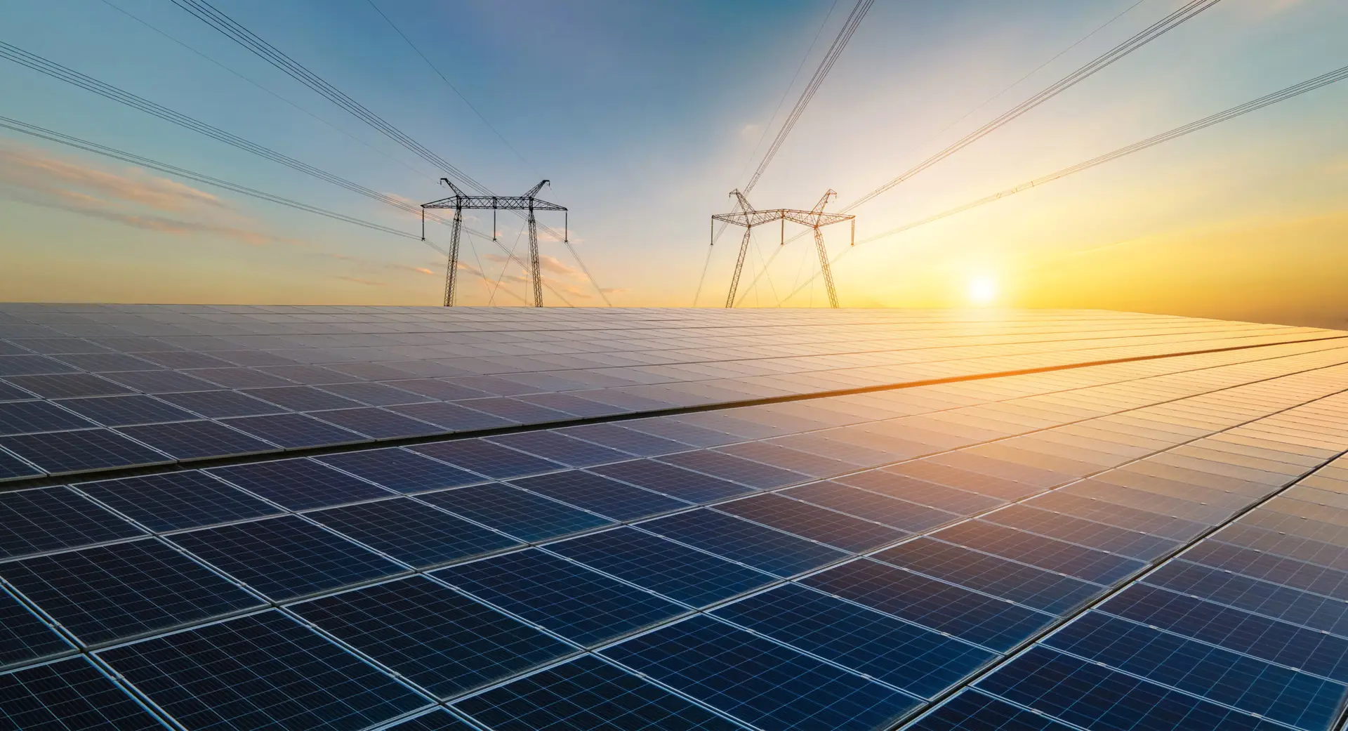 Stromnetz und Solarpark bei Sonnenuntergang