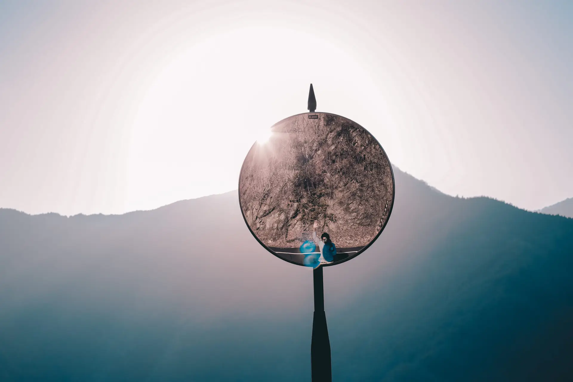 Skulptur vor einer Berglandschaft
