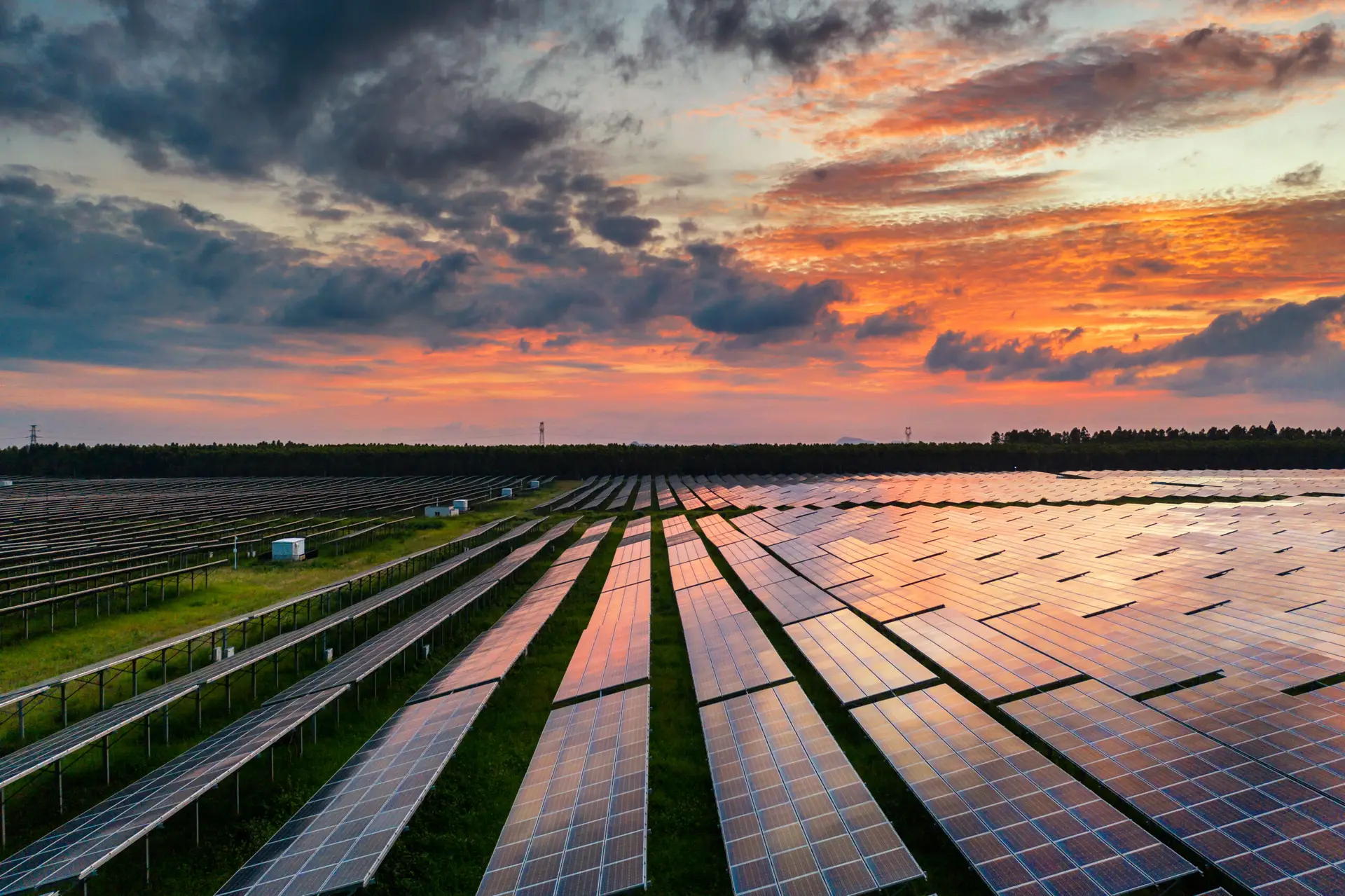 Solarpark bei Sonnenuntergang