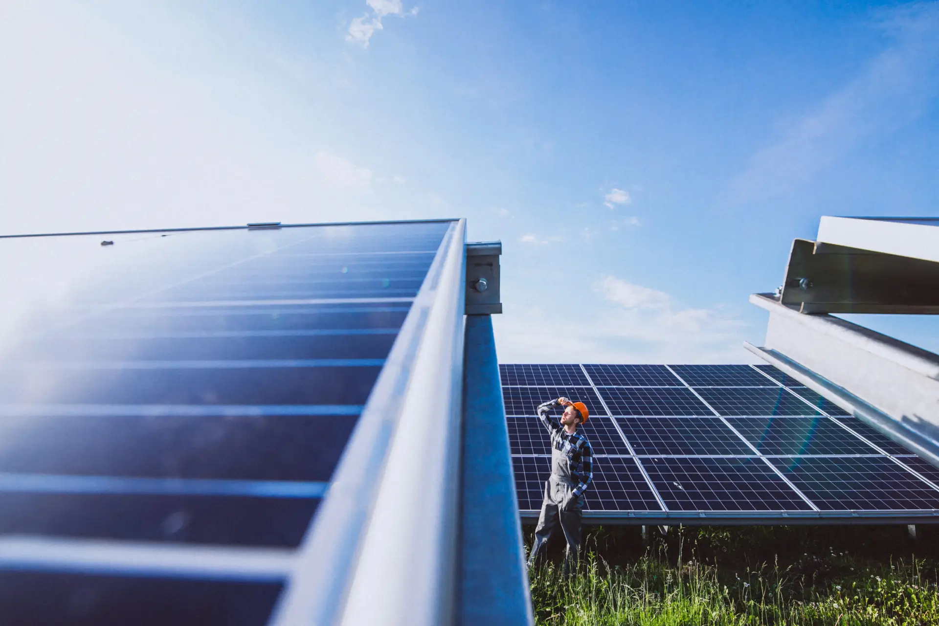 Techniker vor Solarmodulen